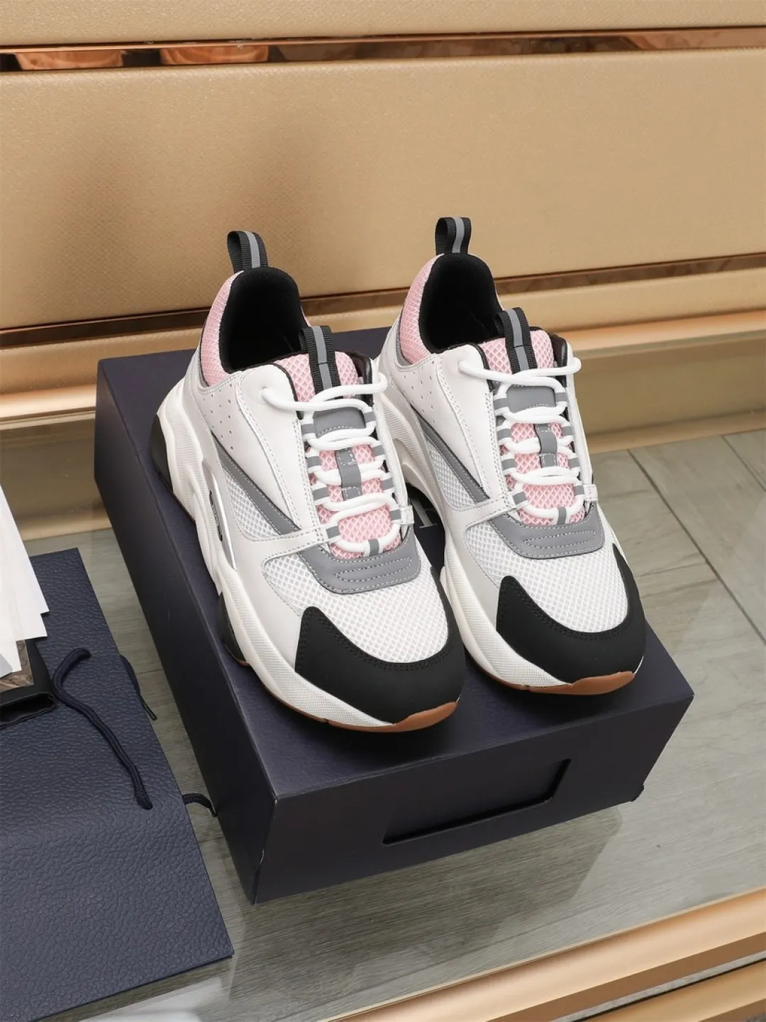 Men's shoes 💰P460💰【Dior】Dior✨ is online at the same time👏 This casual sneaker is a new product in the series and continues Di*r's classic style. The upper is made of original mesh and cow leather, with a two-color textured outsole, and the brand's iconic details on the rear collar and heel to enhance the style. Fashionable and versatile. Wear it with jeans or slacks for a casual look. Size: 38-44 (45 customized)